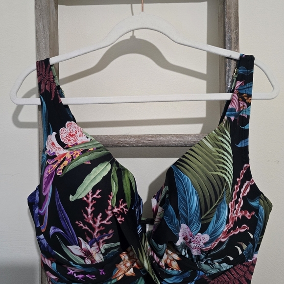 ⭐️40% Off⭐️ Terra & Sky Plus Tropical Floral Molded Cup One-piece Swimsuit - Picture 4 of 16